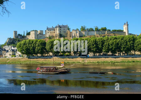 Chinon, Indre-et-Loire, Frankreich - 26. Juni 2018: Das Chateau in Chinon, auf einem Hügel über dem Fluss Vienne, in denen tour Boote Warten auf einen sonnigen Frühsommer Nachmittag in Indre-et-Loire, Frankreich günstig Stockfoto