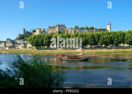 Chinon, Indre-et-Loire, Frankreich - 26. Juni 2018: Das Chateau in Chinon, auf einem Hügel über dem Fluss Vienne, in denen tour Boote Warten auf einen sonnigen Frühsommer Nachmittag in Indre-et-Loire, Frankreich günstig Stockfoto