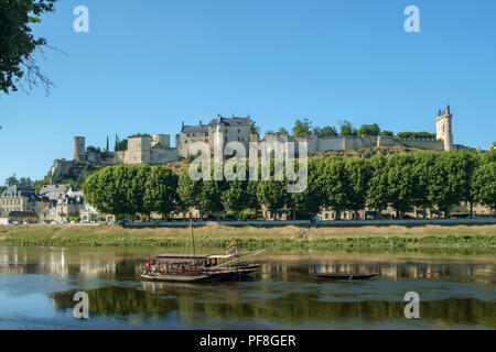 Chinon, Indre-et-Loire, Frankreich - 26. Juni 2018: Das Chateau in Chinon, auf einem Hügel über dem Fluss Vienne, in denen tour Boote Warten auf einen sonnigen Frühsommer Nachmittag in Indre-et-Loire, Frankreich günstig Stockfoto