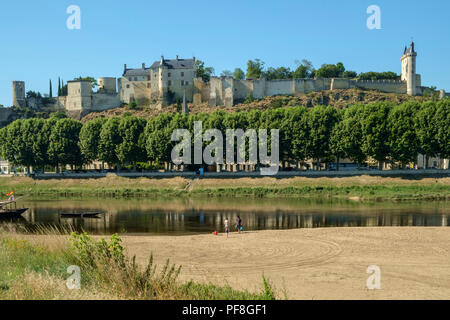 Chinon, Indre-et-Loire, Frankreich - 26. Juni 2018: Das Chateau in Chinon, auf einem Hügel über dem Fluss Vienne an einem sonnigen Nachmittag Anfang Sommer, Indre-et-Loire, Frankreich Stockfoto