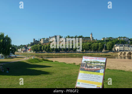 Chinon, Indre-et-Loire, Frankreich - 26. Juni 2018: Das Chateau in Chinon, auf einem Hügel über dem Fluss Vienne, in denen tour Boote Warten auf einen sonnigen Frühsommer Nachmittag in Indre-et-Loire, Frankreich günstig Stockfoto