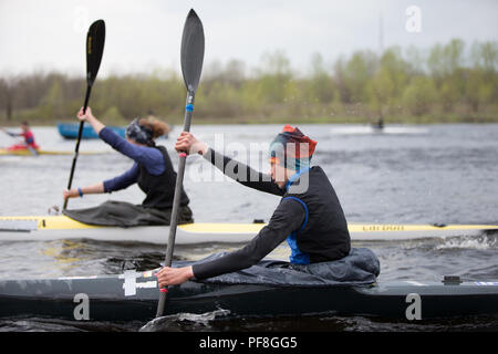 Belarus, Gomel, 25. April 2018. Training im Rudern. Athleten Rudern mit Rudern Stockfoto