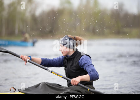 Belarus, Gomel, 25. April 2018. Training im Rudern. Sportlerin im Rudern engagiert. Mädchen in einem Sport Boot mit Ruder Stockfoto