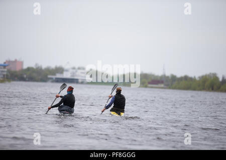 Belarus, Gomel, 25. April 2018. Training im Rudern. Athleten Rudern mit Rudern Stockfoto