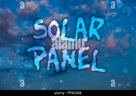 Wort schreiben Text Solar Panel. Business Konzept für die Sonnenstrahlen Quelle von Energie erzeugenden Bewölkt strahlend blauen Himmel Sonnenuntergang Landschaft zu absorbieren r Stockfoto