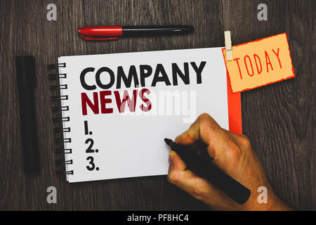 Text Zeichen zeigen Unternehmen News. Konzeptionelle foto Aktuelle Informationen und geschieht auf einer Business Corporate Bericht Mann mit Marker notebook clothespi Stockfoto