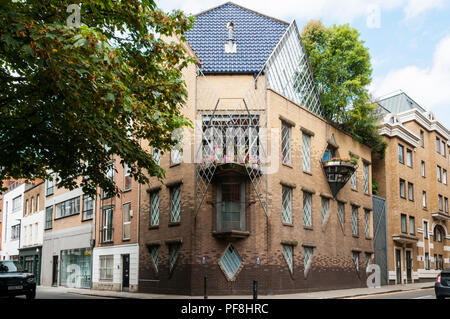 Denkmalgeschützte Post-modernes Haus mit 44 Britton Street ursprünglich für Janet Street Porter von Piers Gough 1986 konzipiert. Stockfoto