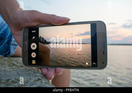 19. August 2018 - Bukarest, Rumänien. Ein Mädchen, das Aufnehmen von Fotos mit Ihrem Samsung Telefon Stockfoto