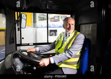 Der Führer der Jeremy Corbyn sitzt hinter dem Lenkrad eines Busses während eines Besuchs bei der Alexander Dennis Bushersteller in Falkirk zu Kampagne auf seiner Partei "Build It In Großbritannien". Stockfoto