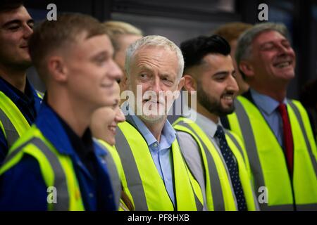 Der Führer der Jeremy Corbyn Gespräche während eines Besuchs bei der Alexander Dennis Bushersteller in Falkirk zu Kampagne auf seiner Partei "Build It In Großbritannien" Personal. Stockfoto