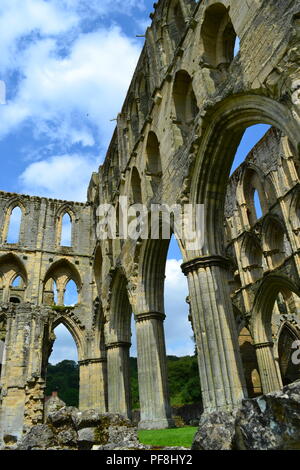 Alte Ruinen von Rievaulx Abbey, North Yorkshire, Großbritannien Stockfoto