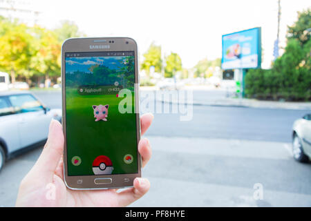 19 Augusr 2018 - Bukarest, Rumänien. Mir spielen Pokemon gehen beim Gehen auf der Straße auf ein Samsung Handy Stockfoto