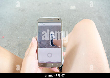 19. August 2018 - Bukarest, Rumänien. Person, die Bilder von ihr unterhalten auf Instagram zu veröffentlichen Stockfoto