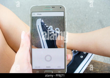 19. August 2018 - Bukarest, Rumänien. Person, die Bilder von ihr unterhalten auf Instagram zu veröffentlichen Stockfoto