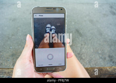 19. August 2018 - Bukarest, Rumänien. Person, die Bilder von ihr unterhalten auf Instagram zu veröffentlichen Stockfoto