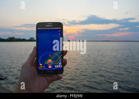 19. August 2018 - Bukarest, Rumänien. Erfassung einer Person spielen Pokemon gehen auf seinem Samsung Handys und den Sonnenuntergang bei der Landschaft Stockfoto