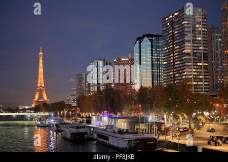 Paris bei Nacht, Bord de Seine, Front de Seine, Quai de Grenelle, Ile de France, 75, Frankreich Stockfoto