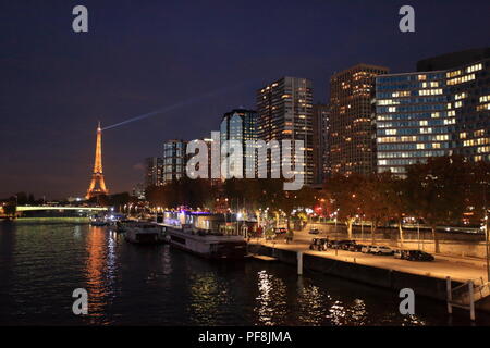 Paris bei Nacht, Bord de Seine, Front de Seine, Quai de Grenelle, Ile de France, 75, Frankreich Stockfoto