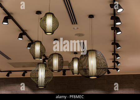 Dekoration hanging lantern Lampen in Holz- wicker aus Bambus Beleuchtung Lampe für Wohnkultur. Stockfoto