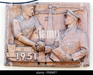 Relief, Stil des sozialistischen Realismus auf einem Gebäude in den 1950er Jahren für Mitglieder Grenzschutz gebaut, Domazlice, Tschechische Republik, Tschechoslowakei kommunistische Kunst Stockfoto