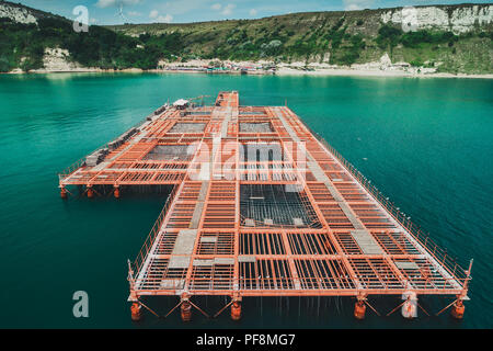 Luftaufnahme der Bauernhof auf Anbau von Muscheln und schöne Bucht in Dalboka, Bulgarien. Stockfoto