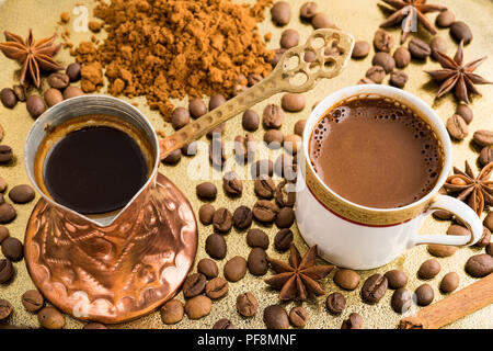 Vintage Tasse türkischen Kaffee und traditionellen bronze Kaffeekanne serviert in Bronze Fach mit gerösteten Kaffeebohnen, Anis Sterne und Zimt Stockfoto