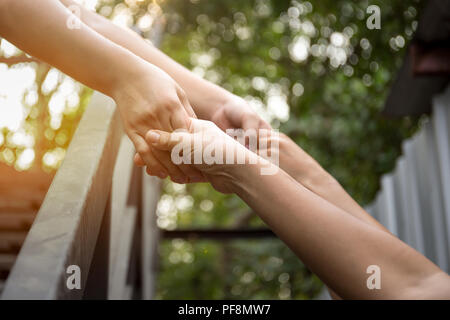 Hilfe Konzept Hand, die heraus für Hilfe mit Licht flare Stockfoto