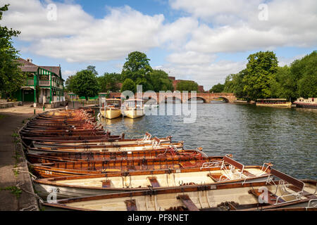 Ruderboote mieten in der Nähe der Straßenbahn, Stratford-upon-Avon, England Stockfoto