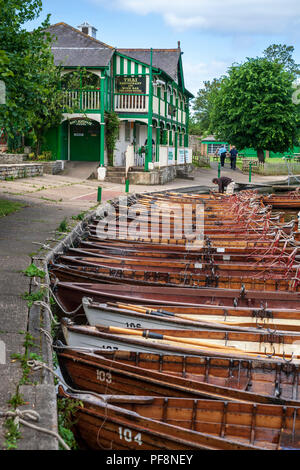 Ruderboote mieten in der Nähe der Straßenbahn, Stratford-upon-Avon, England Stockfoto