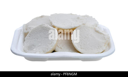 Thai Kokosmilch Pudding - Khanom Thuai (thailändisches Dessert). Tasse Kokosmilch Pudding in kleinen Porzellan Schale. Stockfoto