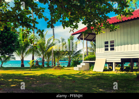 Bungalow auf einem tropischen Strand auf dem Hintergrund Meer Stockfoto