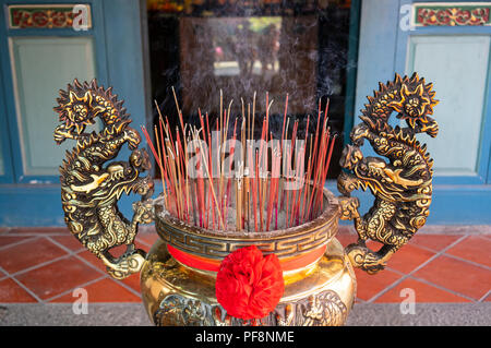 Pfanne mit vielen Räucherstäbchen in Guangong Tempel in Tainan Taiwan Stockfoto