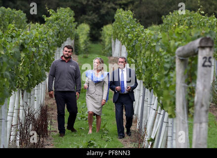 Embargo auf 0001 Dienstag, 21. August 2007 der internationale Handel Sekretär Liam Fox (rechts) begleitet Baroness Fairhead, Minister für Handel und Export Promotion, sind die Weinberge von Charlie Lewis (links) bei einem Besuch der Bolney Weingut in Sussex gezeigt, vor der Ankündigung der Regierung&Otilde; s Export Strategy am Dienstag. Stockfoto