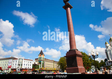 Blick auf den Platz des Sieges (Ploschtschad Pobedy), die Christ-Erlöser-Kathedrale und Siegessäule. Kaliningra Stockfoto