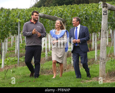 Embargo auf 0001 Dienstag, 21. August 2007 der internationale Handel Sekretär Liam Fox (rechts) begleitet Baroness Fairhead, Minister für Handel und Export Promotion, sind die Weinberge von Charlie Lewis (links) bei einem Besuch der Bolney Weingut in Sussex gezeigt, vor der Ankündigung der Regierung&Otilde; s Export Strategy am Dienstag. Stockfoto