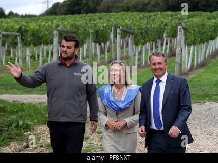 Embargo auf 0001 Dienstag, 21. August 2007 der internationale Handel Sekretär Liam Fox (rechts) begleitet Baroness Fairhead, Minister für Handel und Export Promotion, sind die Weinberge von Charlie Lewis (links) bei einem Besuch der Bolney Weingut in Sussex gezeigt, vor der Ankündigung der Regierung&Otilde; s Export Strategy am Dienstag. Stockfoto