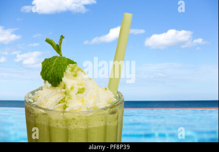 Glas Eistee frappe Trinken durch Swimming-pool Stockfoto