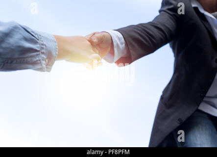 Hilfe Konzept Hand erreichen, jemanden mit blauem Himmel helfen Stockfoto