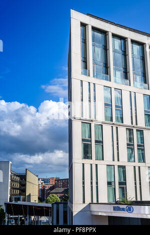 Hilton Hotel, The Strand, Liverpool durch den regenerierten Dockland-Bereich der Albert Dock und Liverpool One Einkaufskomplex gelegen. Stockfoto