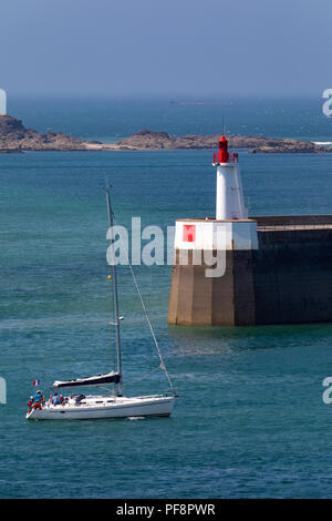 Yacht in den Hafen in den Hafen von Saint Malo an der bretonischen Küste im Nordwesten von Frankreich. Stockfoto