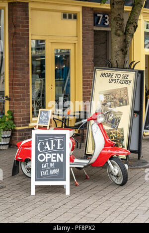 Cafe Kreidetafel mit Lambretta scooter Stockfoto