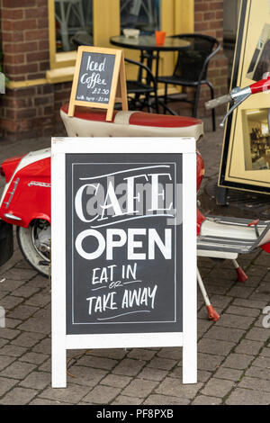 Cafe Kreidetafel mit Lambretta scooter Stockfoto