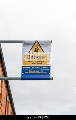 Gefahr durch Arbeiten overhead Warnschild Stockfoto