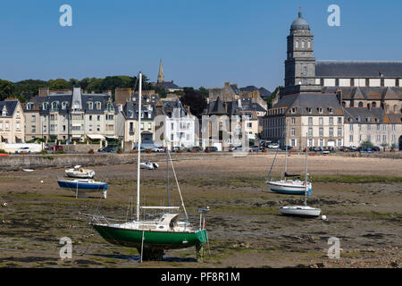 Ebbe in der Solidor Waterfront im Hafen von Saint Malo an der Nordküste der Bretagne in Frankreich Stockfoto