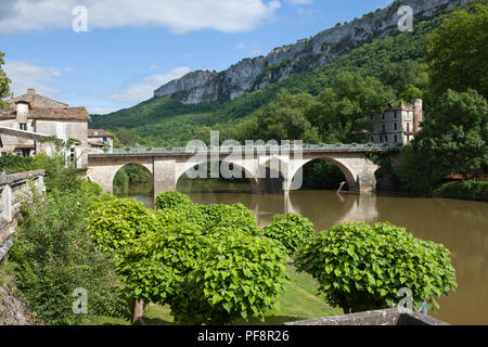 Die Brücke über den Fluss Aveyron mit der Roc d'Aglars Klippen am St Antonin-Noble-Val, Tarn-et-Garonne, Royal, Frankreich, Europa im Sommer Stockfoto