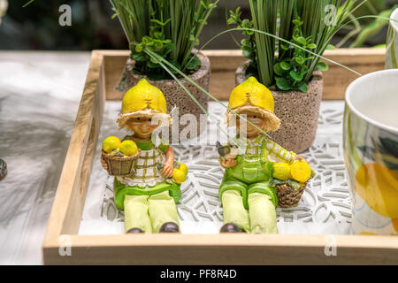 Portugiesische Porzellan Souvenirs auf einem lokalen Flohmarkt in Lissabon Stockfoto