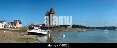 Panoramablick bei Ebbe der Tour de Solidor auf der Solidor Waterfront im Hafen von Saint Malo an der Nordküste der Bretagne in Frankreich Stockfoto