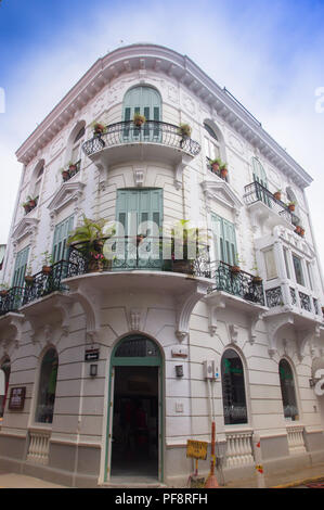 PANAMA CITY, Panama - April 20, 2018: Die schöne Spanische Haus im Kolonialstil mit Schmiedeeisen und Pflanzen, Casco Viejo während ein prachtvoller bewölkten Tag in der Stadt Stockfoto