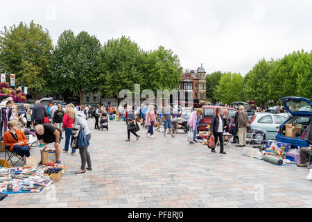 Leute an einen Flohmarkt in Salisbury Marktplatz UK Stockfoto