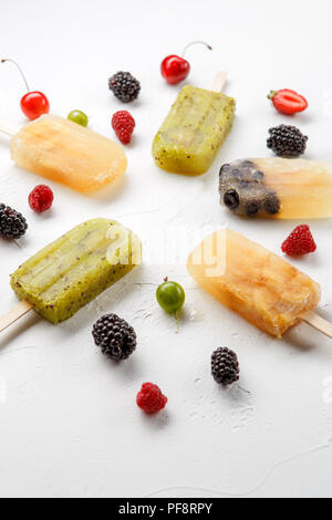 Bild von oben gefrorener Fruchtsaft, Stachelbeere, Black, Cherry Stockfoto